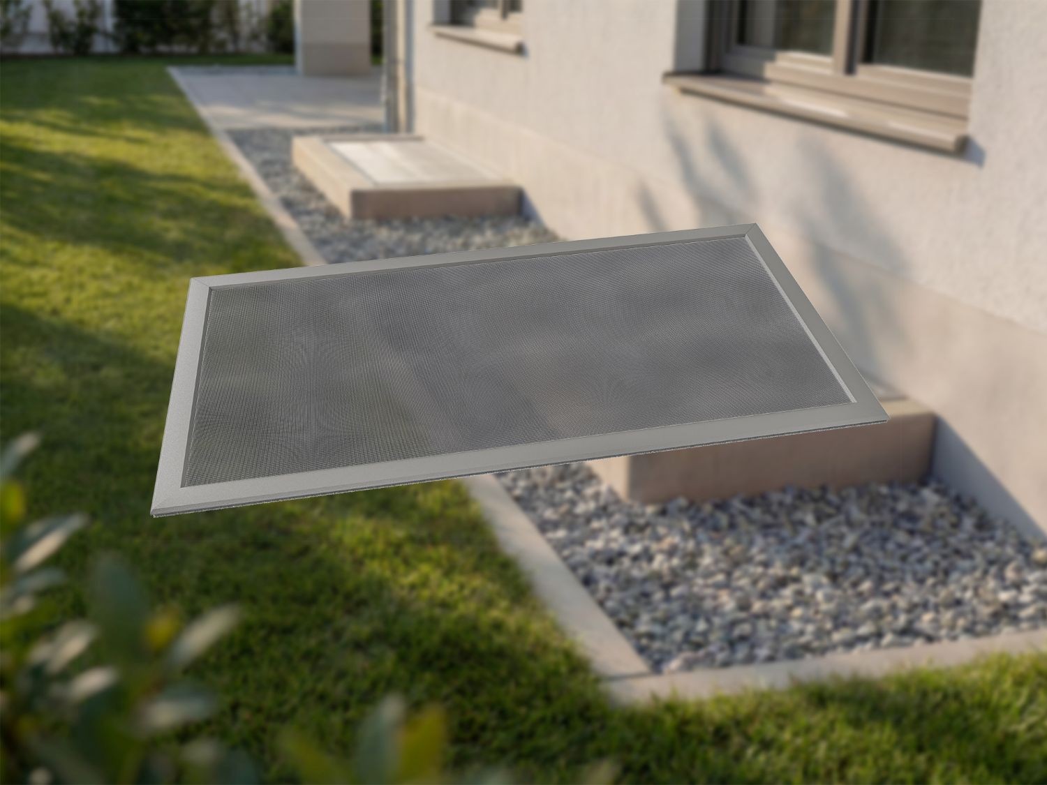 Lichtschachtabdeckung nach Maß aus Edelstahl schützt Kellerschacht vor Schmutz und Insekten